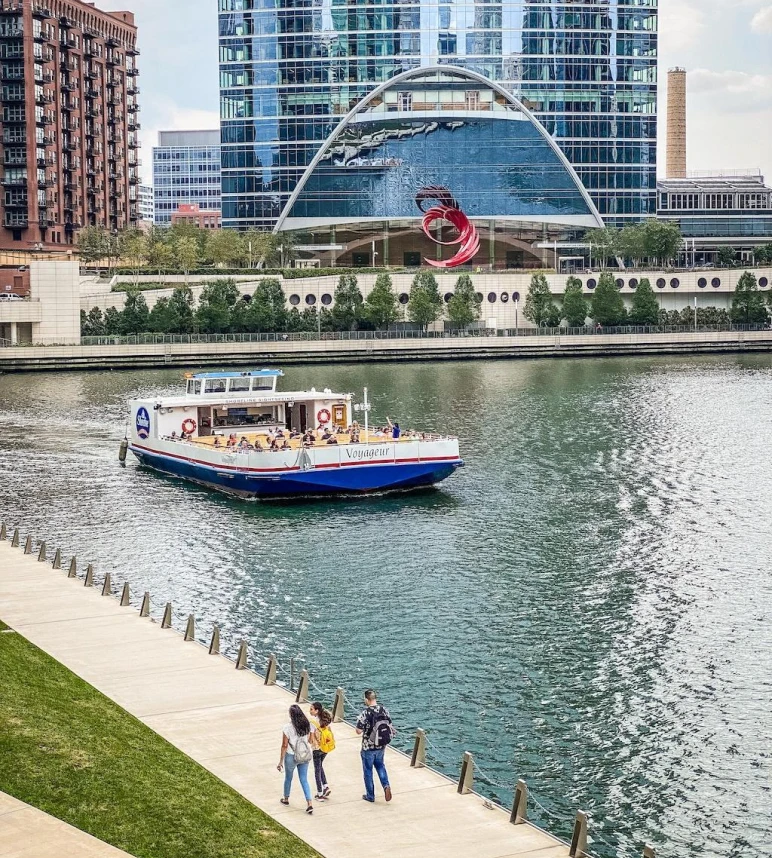 Private Shoreline Sightseeing boat charter for groups and corporate events on the Chicago River