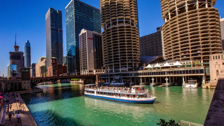 Chicago Architecture Tour Differences Explained: River Cruises vs. Walking Tours