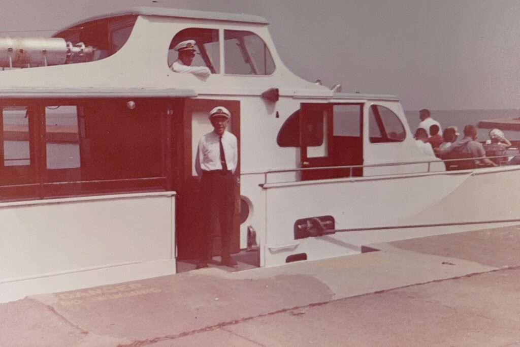 1939 — Jim Martin launches Shoreline Sightseeing offering twenty-five cent speed boat rides that left from the Shedd Aquarium out onto Lake Michigan.